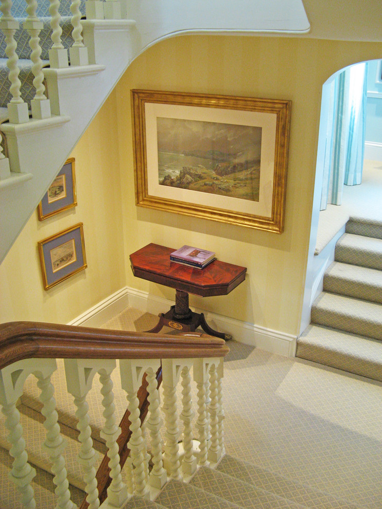 Geräumige Klassische Treppe in U-Form mit Teppich-Treppenstufen und Teppich-Setzstufen in Providence