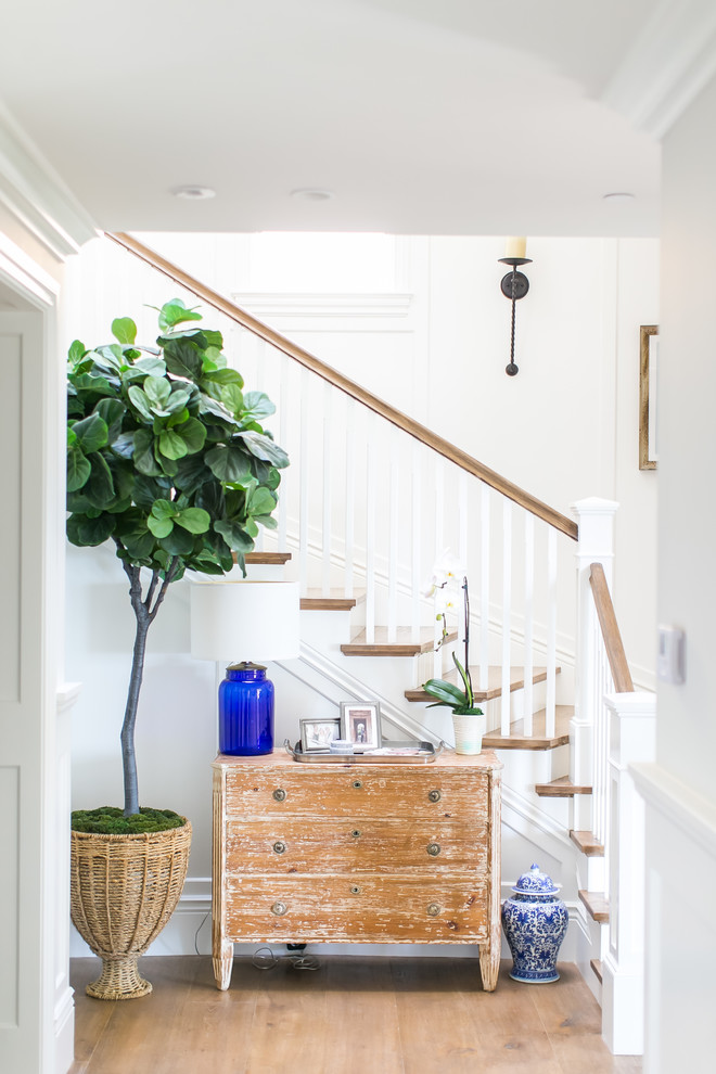 Источник вдохновения для домашнего уюта: лестница в морском стиле с деревянными ступенями, крашенными деревянными подступенками и деревянными перилами