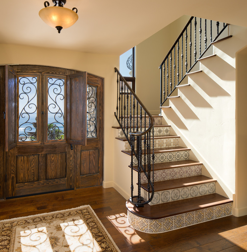 Пример оригинального дизайна: п-образная лестница среднего размера в средиземноморском стиле с деревянными ступенями и подступенками из плитки