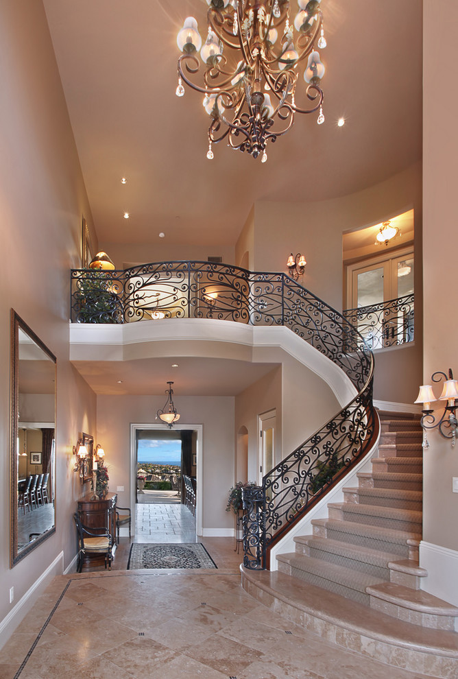Idée de décoration pour un escalier courbe tradition.