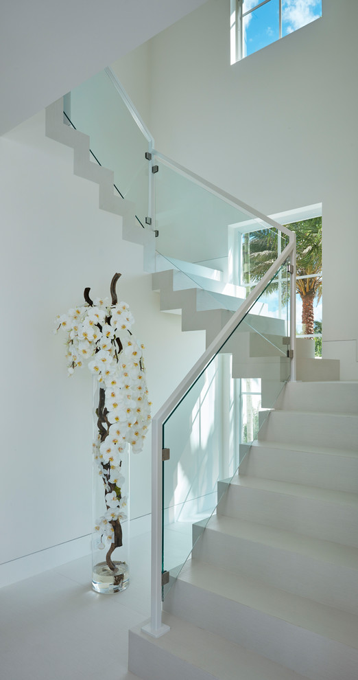 Gewendelte, Große Moderne Treppe mit gebeizten Holz-Treppenstufen und gebeizten Holz-Setzstufen in Miami