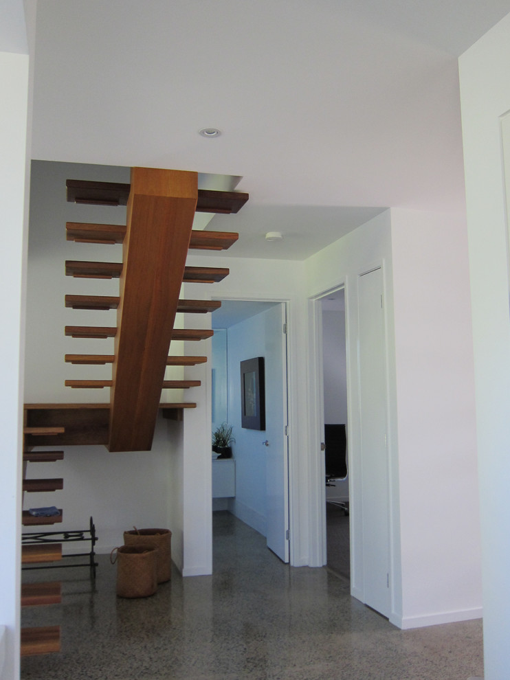 Idée de décoration pour un petit escalier design en U avec des marches en bois et des contremarches en bois.