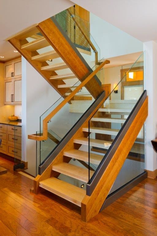 Réalisation d'un escalier sans contremarche minimaliste en L de taille moyenne avec des marches en bois.