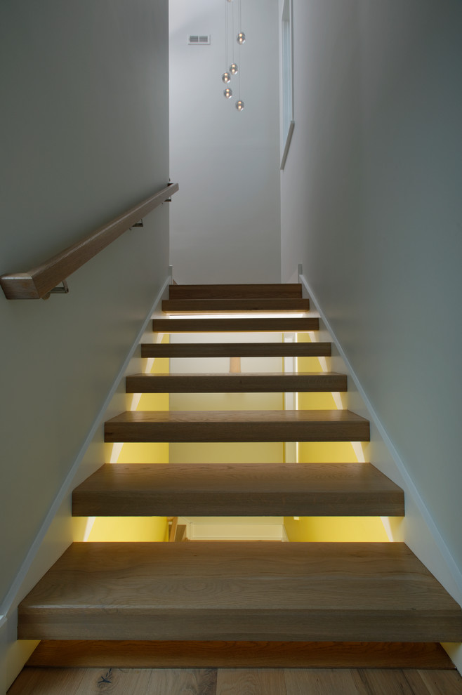 На фото: лестница в морском стиле с деревянными ступенями без подступенок