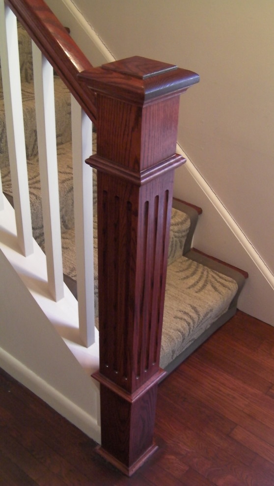 Gerade, Mittelgroße Klassische Treppe mit Teppich-Treppenstufen und Teppich-Setzstufen in Boston