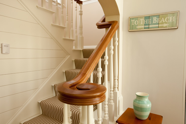 Modelo de escalera en U con escalones de madera pintada y contrahuellas de madera pintada