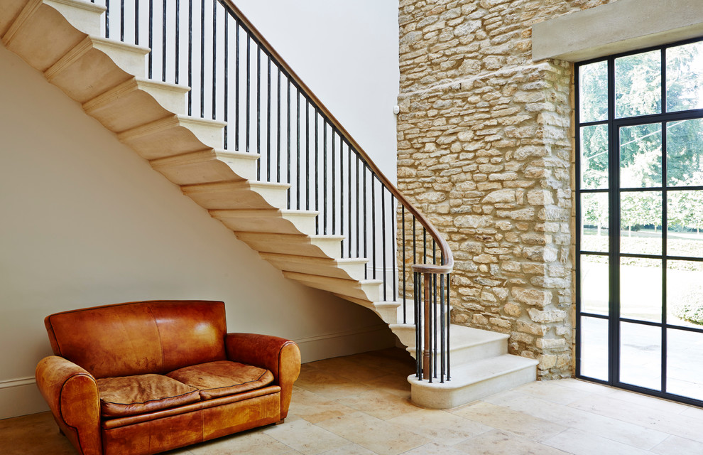 Idéer för stora funkis svängda trappor i marmor, med sättsteg i metall
