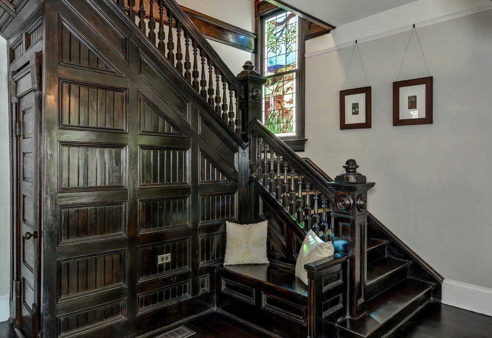 Ejemplo de escalera en L clásica grande con escalones de madera y contrahuellas de madera