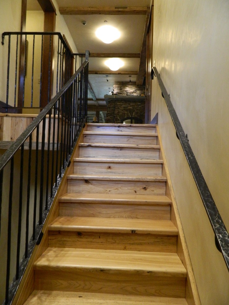 Diseño de escalera rústica de tamaño medio con escalones de madera y contrahuellas de madera