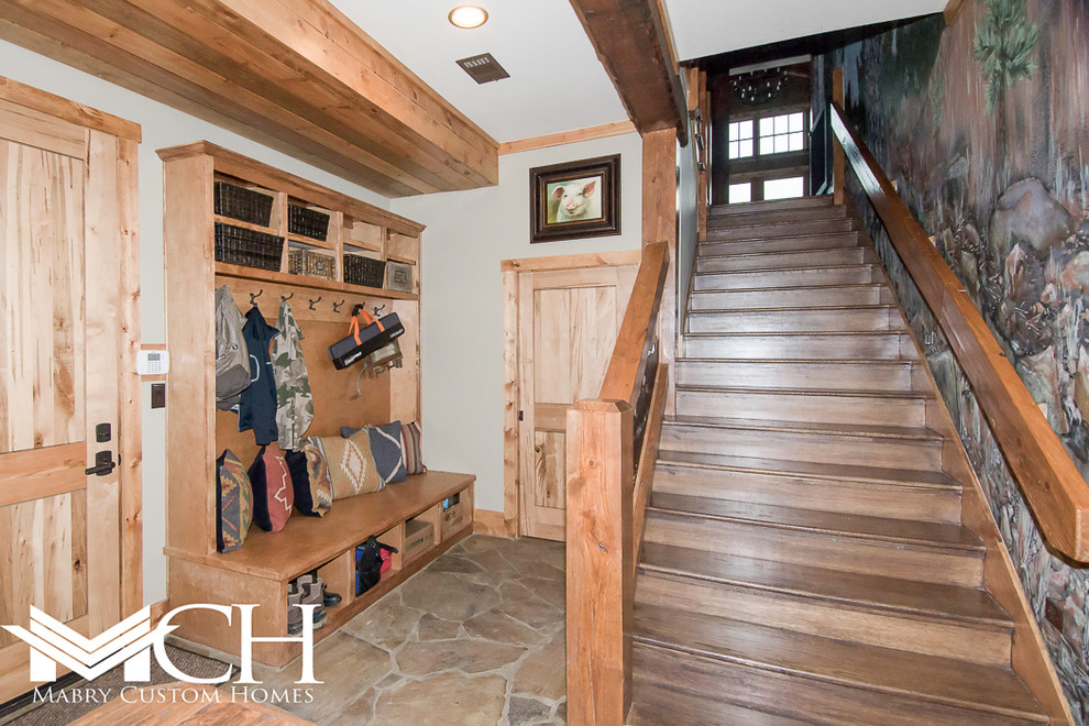 Diseño de escalera recta rural extra grande con escalones de madera y contrahuellas de madera