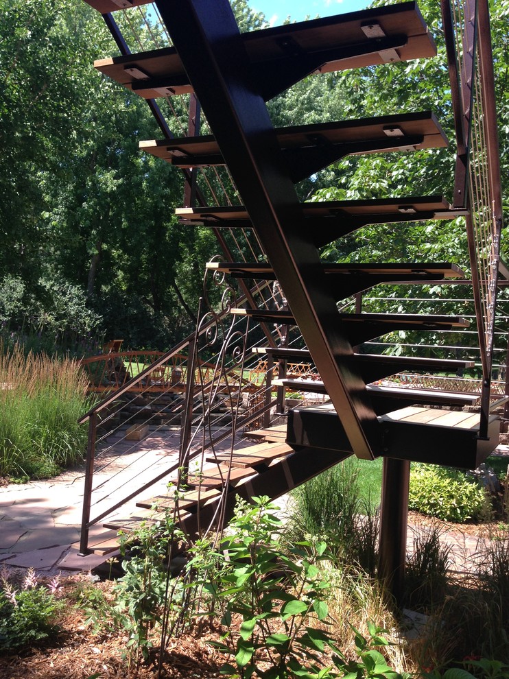 Стильный дизайн: прямая металлическая лестница среднего размера в стиле модернизм с деревянными ступенями - последний тренд