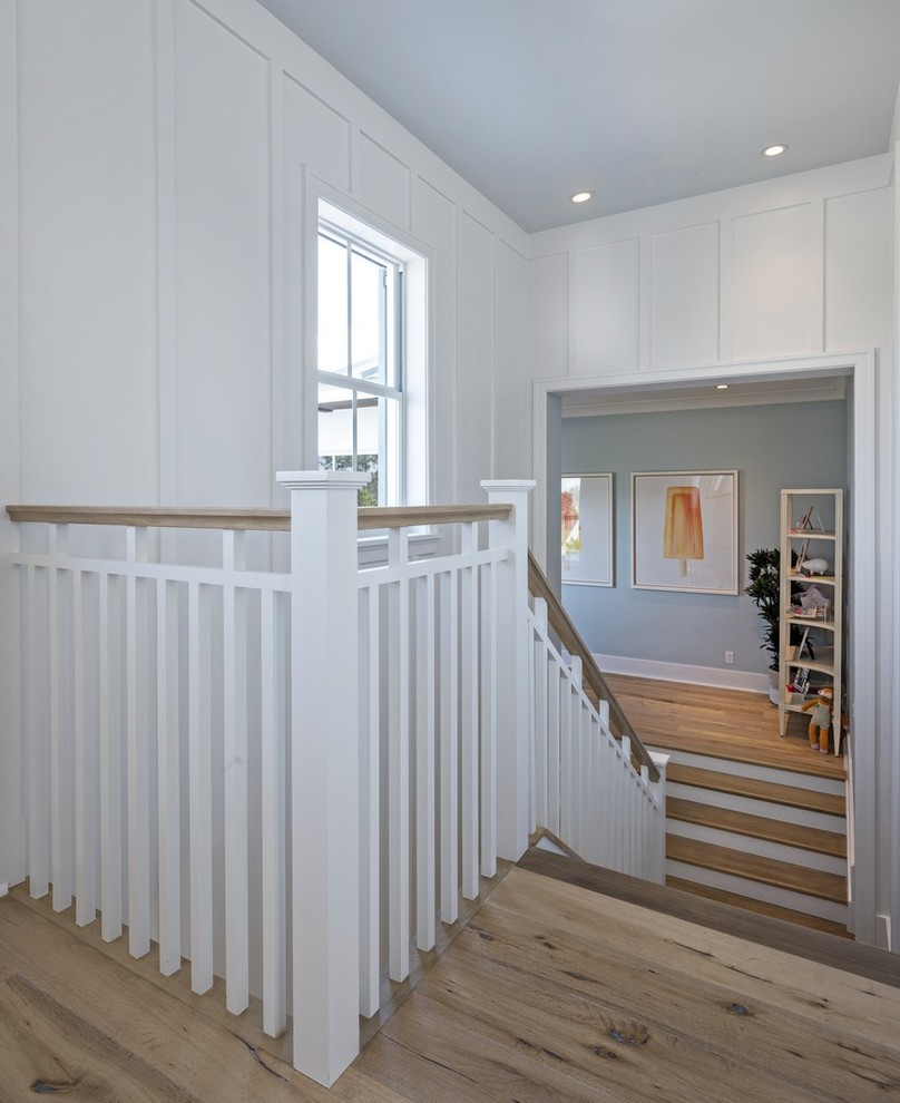 Источник вдохновения для домашнего уюта: большая п-образная лестница в морском стиле с деревянными ступенями, крашенными деревянными подступенками и деревянными перилами