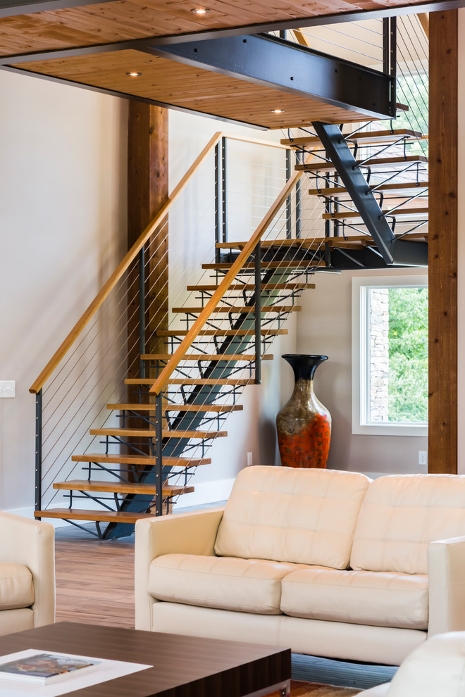 Пример оригинального дизайна: п-образная лестница среднего размера в стиле модернизм с деревянными ступенями и перилами из тросов без подступенок