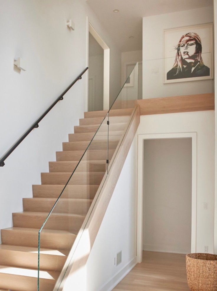 Свежая идея для дизайна: прямая деревянная лестница в современном стиле с деревянными ступенями и стеклянными перилами - отличное фото интерьера