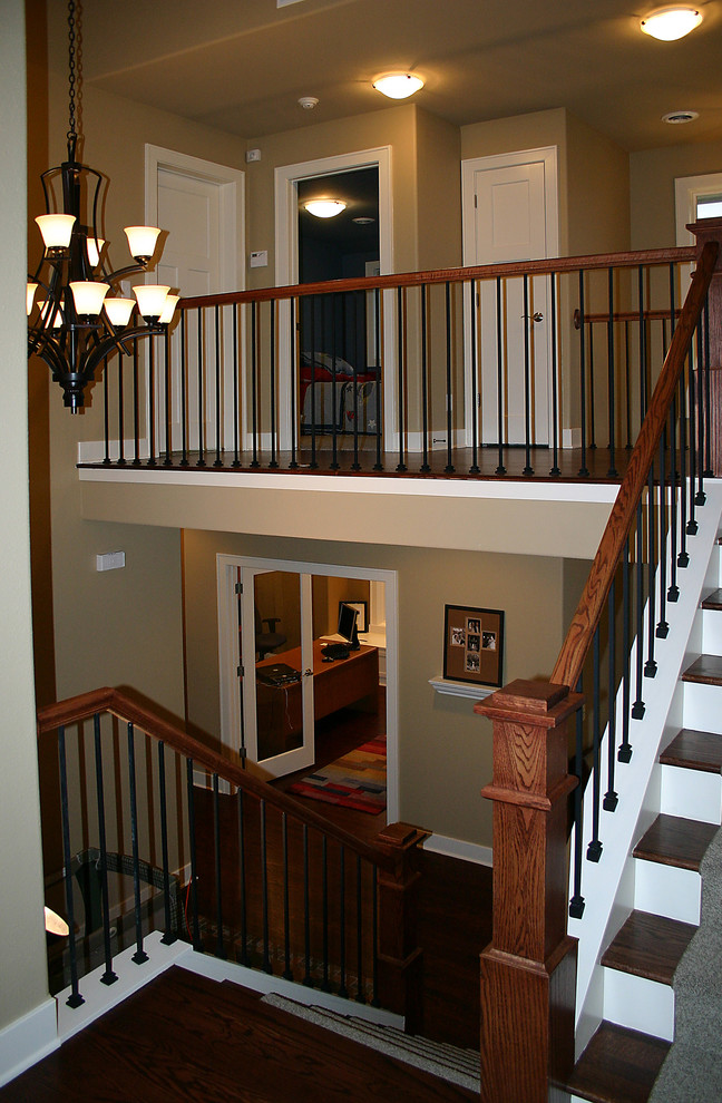Exemple d'un escalier peint chic en U de taille moyenne avec des marches en bois et éclairage.