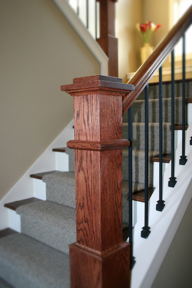На фото: п-образная лестница среднего размера в классическом стиле с ступенями с ковровым покрытием и ковровыми подступенками с