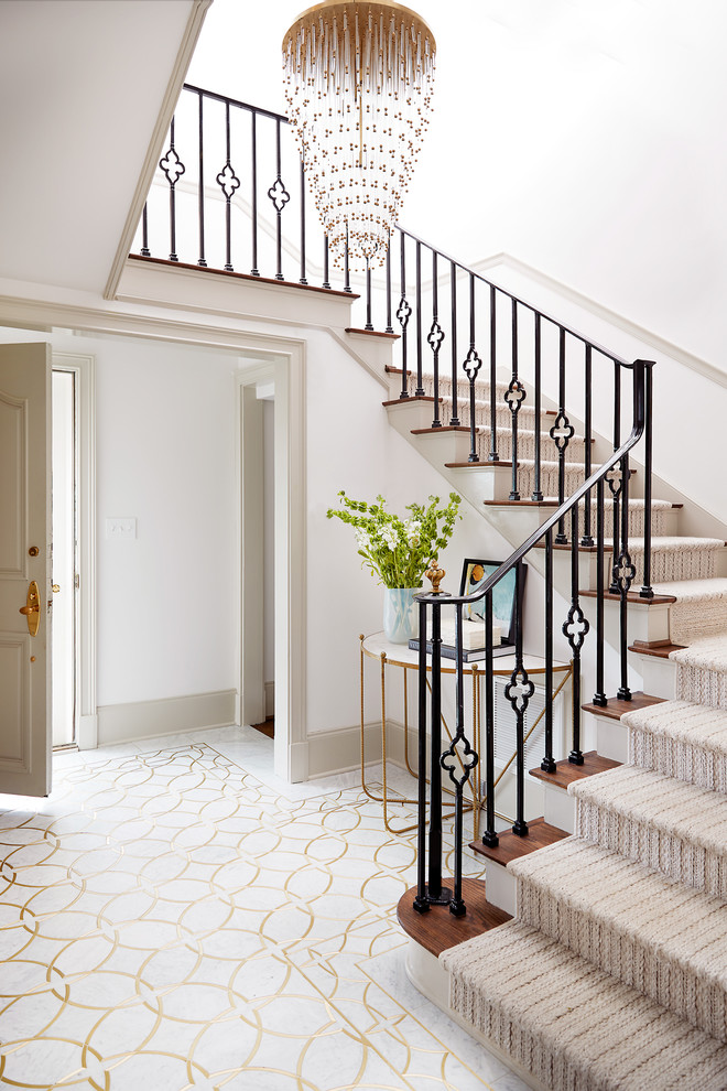 Стильный дизайн: п-образная лестница в стиле неоклассика (современная классика) с ступенями с ковровым покрытием, ковровыми подступенками и металлическими перилами - последний тренд