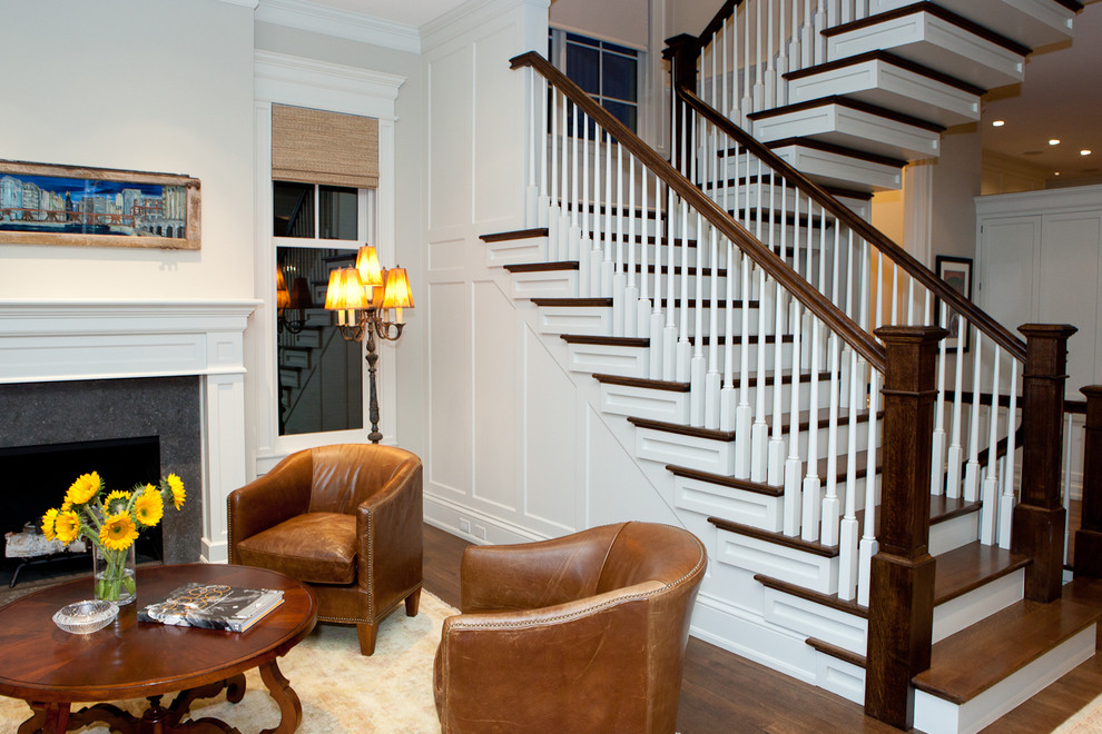 На фото: п-образная лестница среднего размера в классическом стиле с деревянными ступенями и крашенными деревянными подступенками