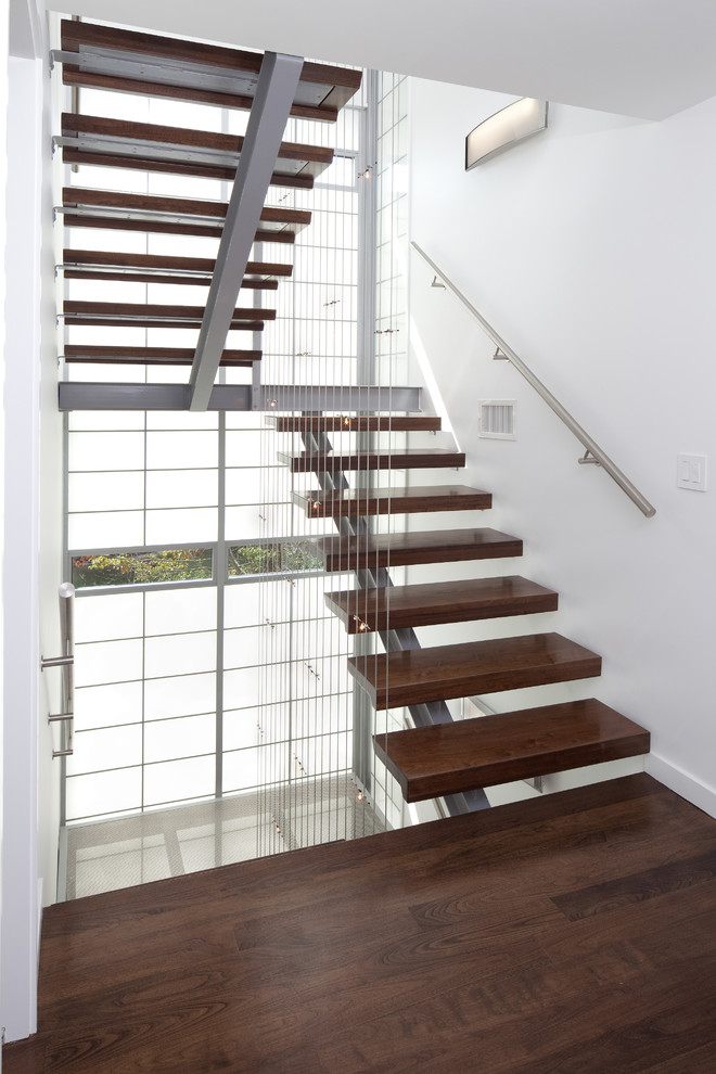 Стильный дизайн: лестница в стиле модернизм с деревянными ступенями и перилами из тросов - последний тренд