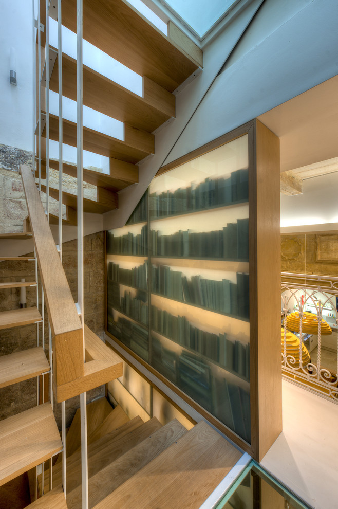 Стильный дизайн: лестница в средиземноморском стиле с деревянными ступенями без подступенок - последний тренд