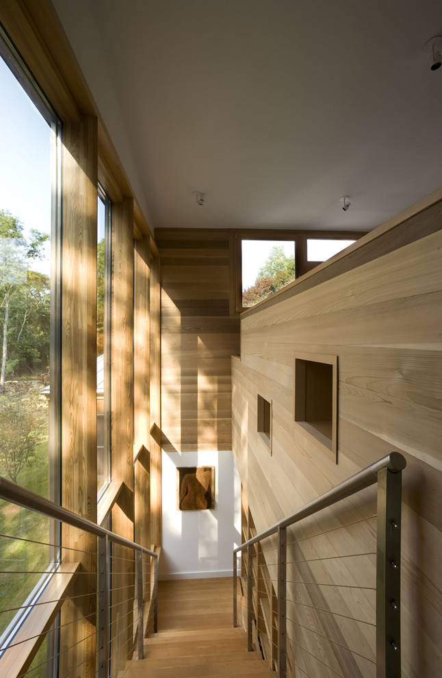 Gerade, Kleine Moderne Holztreppe mit Holz-Setzstufen und Drahtgeländer in New York