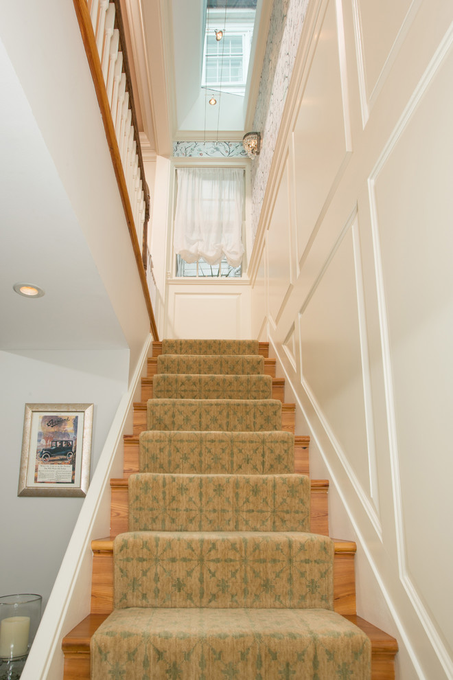 Gerades, Mittelgroßes Klassisches Treppengeländer Holz mit Teppich-Treppenstufen und Holz-Setzstufen in Washington, D.C.