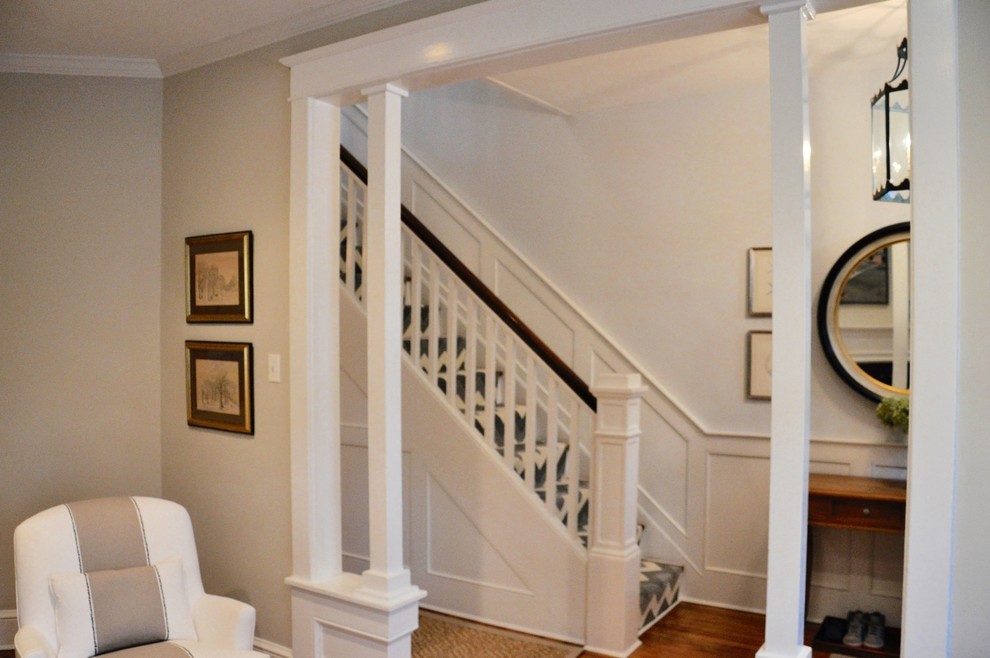 Ejemplo de escalera recta tradicional de tamaño medio con escalones de madera, contrahuellas de madera pintada y barandilla de madera
