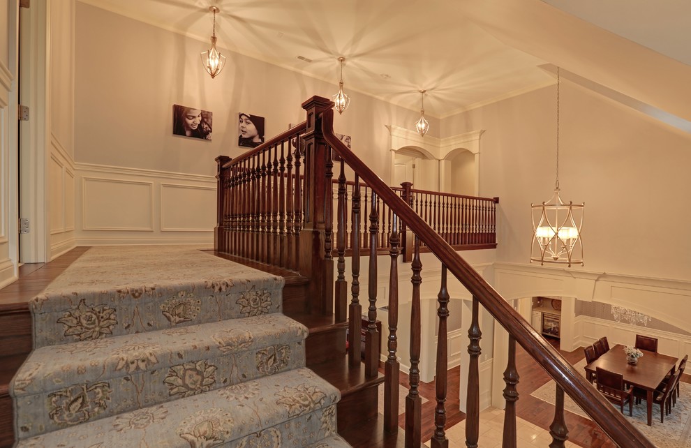 Idées déco pour un grand escalier classique en U avec des marches en bois et des contremarches en bois.