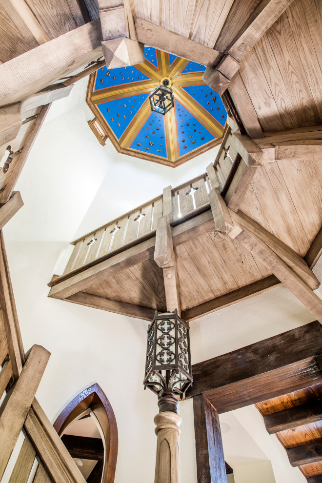 Источник вдохновения для домашнего уюта: огромная изогнутая деревянная лестница в классическом стиле с деревянными ступенями и деревянными перилами
