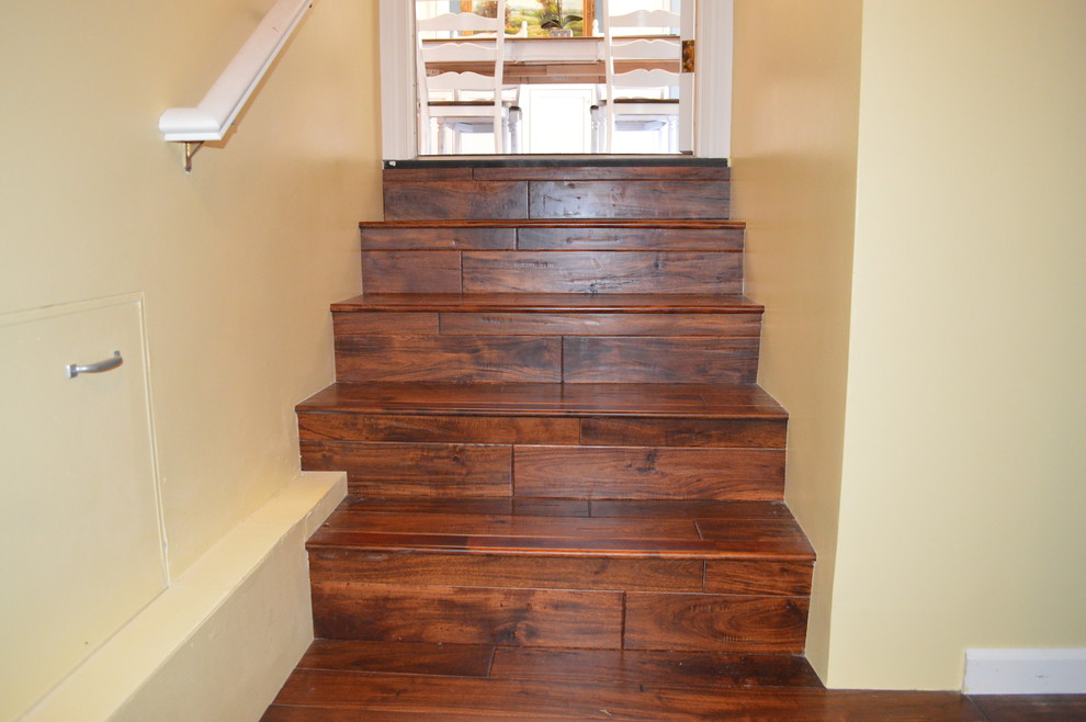 Diseño de escalera clásica con escalones de madera y contrahuellas de madera