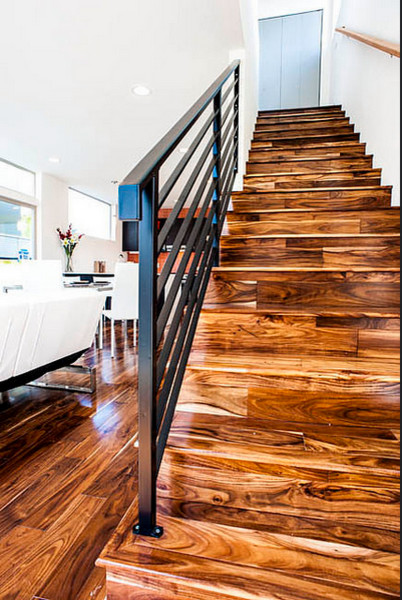 На фото: прямая деревянная лестница среднего размера в современном стиле с деревянными ступенями и металлическими перилами