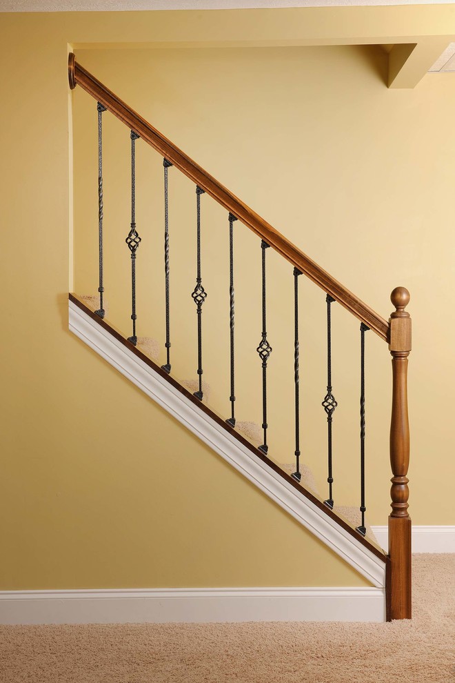 Idéer för mellanstora vintage raka trappor, med heltäckningsmatta, sättsteg med heltäckningsmatta och räcke i flera material