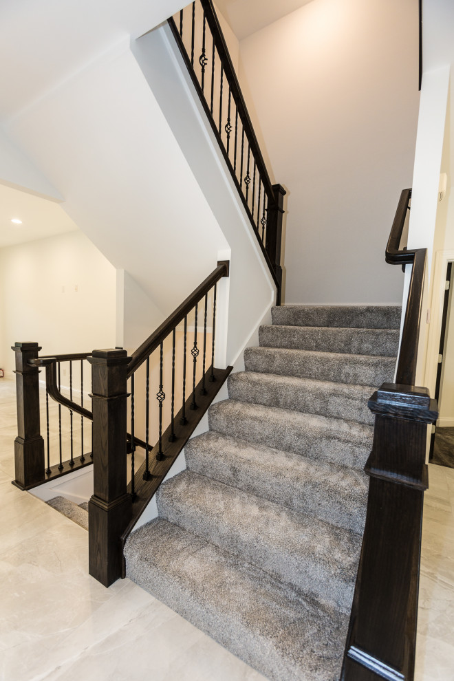 Diseño de escalera en U clásica renovada de tamaño medio con escalones enmoquetados, contrahuellas enmoquetadas y barandilla de varios materiales