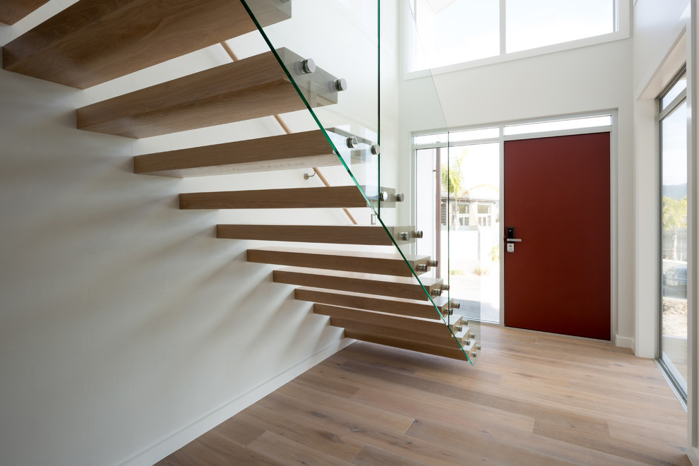 Imagen de escalera suspendida escandinava sin contrahuella con escalones de madera