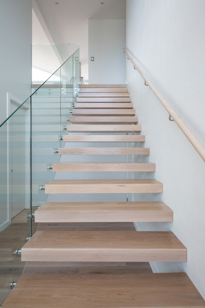Inspiration for a scandinavian wooden floating open staircase remodel in Auckland
