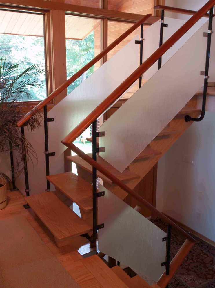 Idées déco pour un escalier sans contremarche flottant contemporain de taille moyenne avec des marches en bois et un garde-corps en bois.