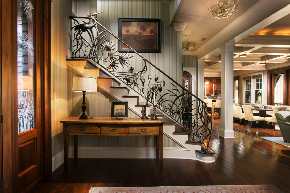 Aménagement d'un escalier peint exotique en U de taille moyenne avec des marches en bois, un garde-corps en métal et éclairage.