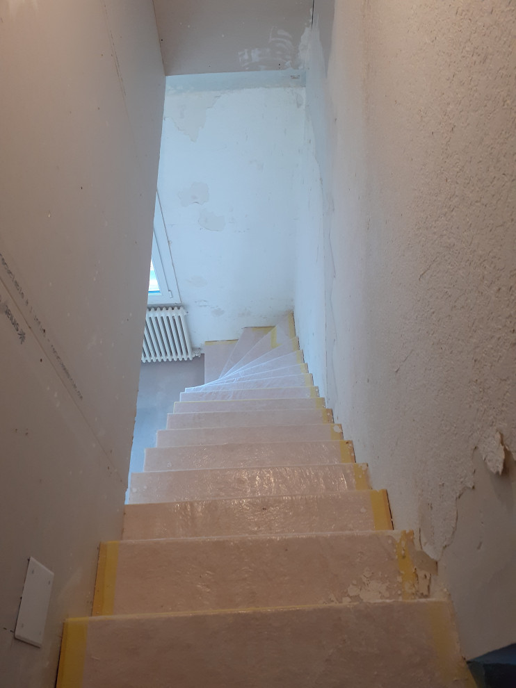 マルセイユにある小さなカントリー風のおしゃれなサーキュラー階段 (コンクリートの蹴込み板、混合材の手すり) の写真