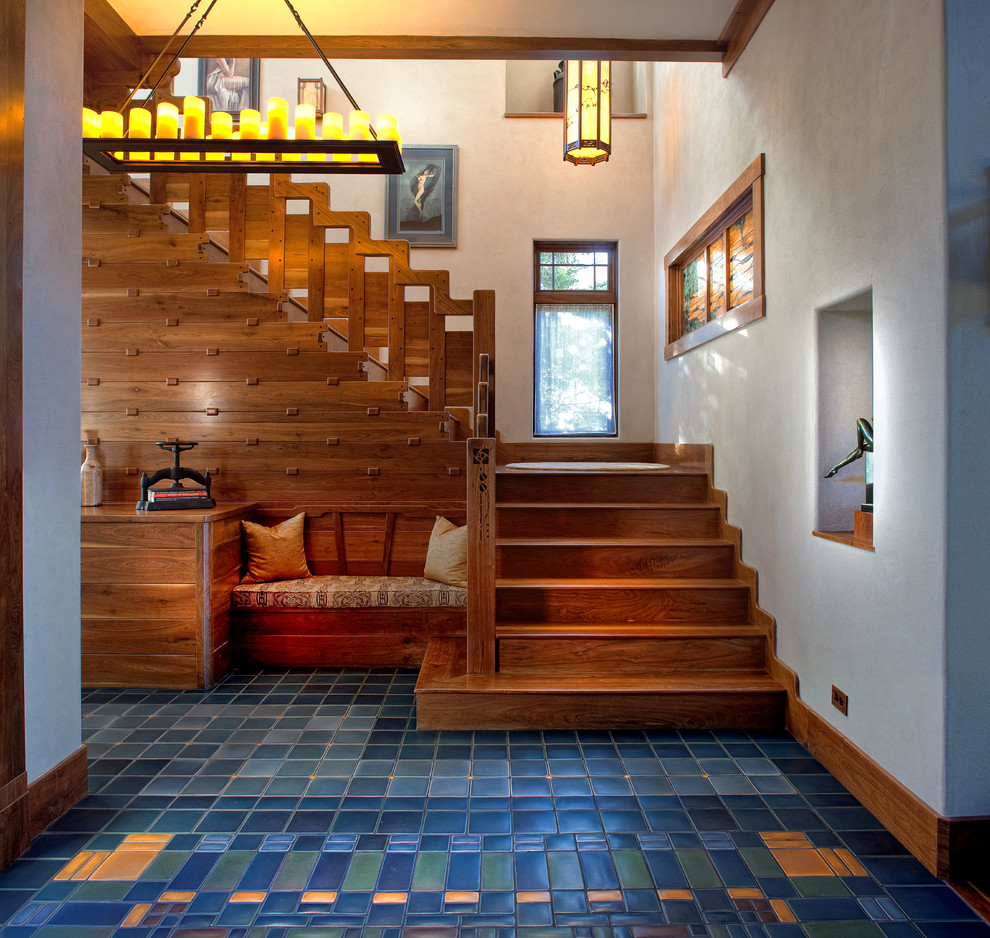 Ejemplo de escalera en L de estilo americano grande con escalones de madera, contrahuellas de madera y barandilla de madera