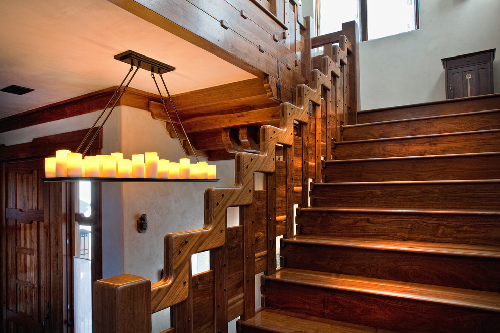Modelo de escalera en L rústica grande con escalones de madera y contrahuellas de madera