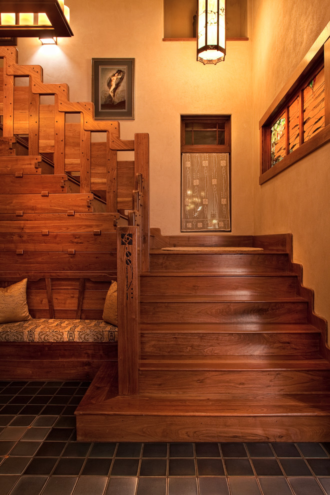 Aménagement d'un grand escalier montagne en L avec des marches en bois et des contremarches en bois.