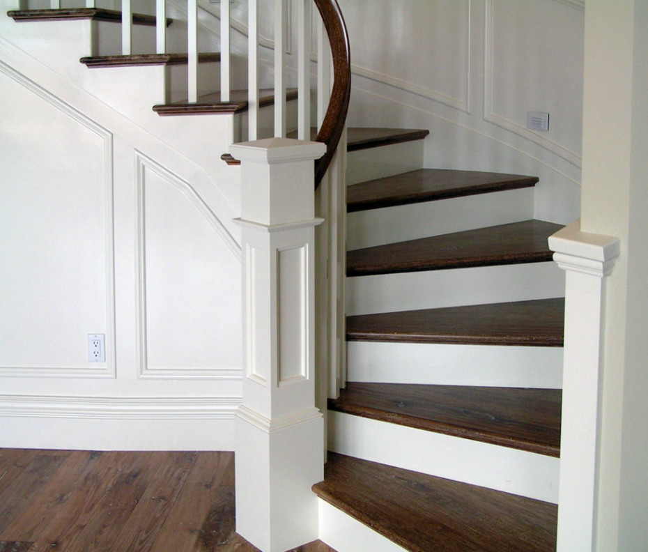 Источник вдохновения для домашнего уюта: изогнутая лестница в классическом стиле с деревянными ступенями, крашенными деревянными подступенками, деревянными перилами и панелями на стенах
