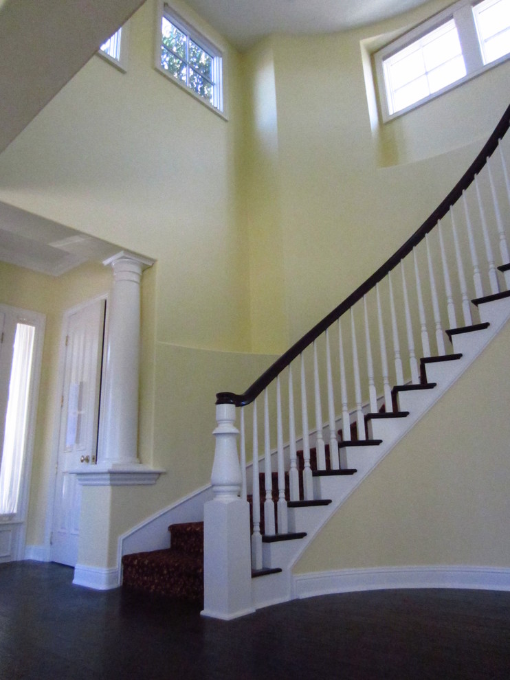 Example of an eclectic staircase design in Orange County
