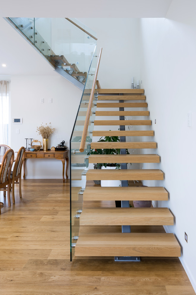 Свежая идея для дизайна: лестница на больцах, среднего размера в стиле модернизм с деревянными ступенями без подступенок - отличное фото интерьера