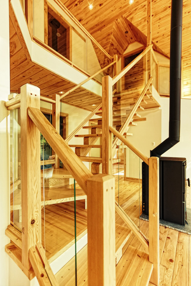This is an example of a rustic staircase in Toronto.