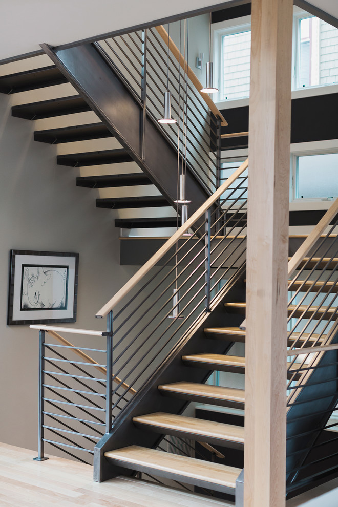 Источник вдохновения для домашнего уюта: изогнутая лестница среднего размера в стиле модернизм с деревянными ступенями без подступенок