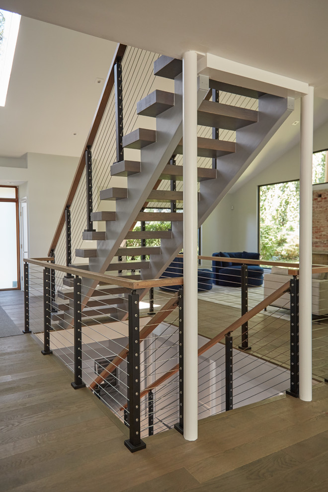 Источник вдохновения для домашнего уюта: большая лестница на больцах в стиле модернизм с деревянными ступенями и деревянными перилами