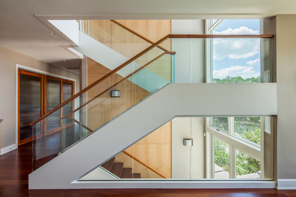 Идея дизайна: лестница на больцах в стиле неоклассика (современная классика) с деревянными ступенями без подступенок
