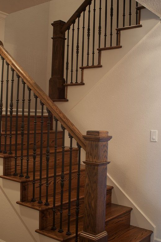 Idées déco pour un escalier classique en U de taille moyenne avec des marches en bois, des contremarches en bois et un garde-corps en bois.