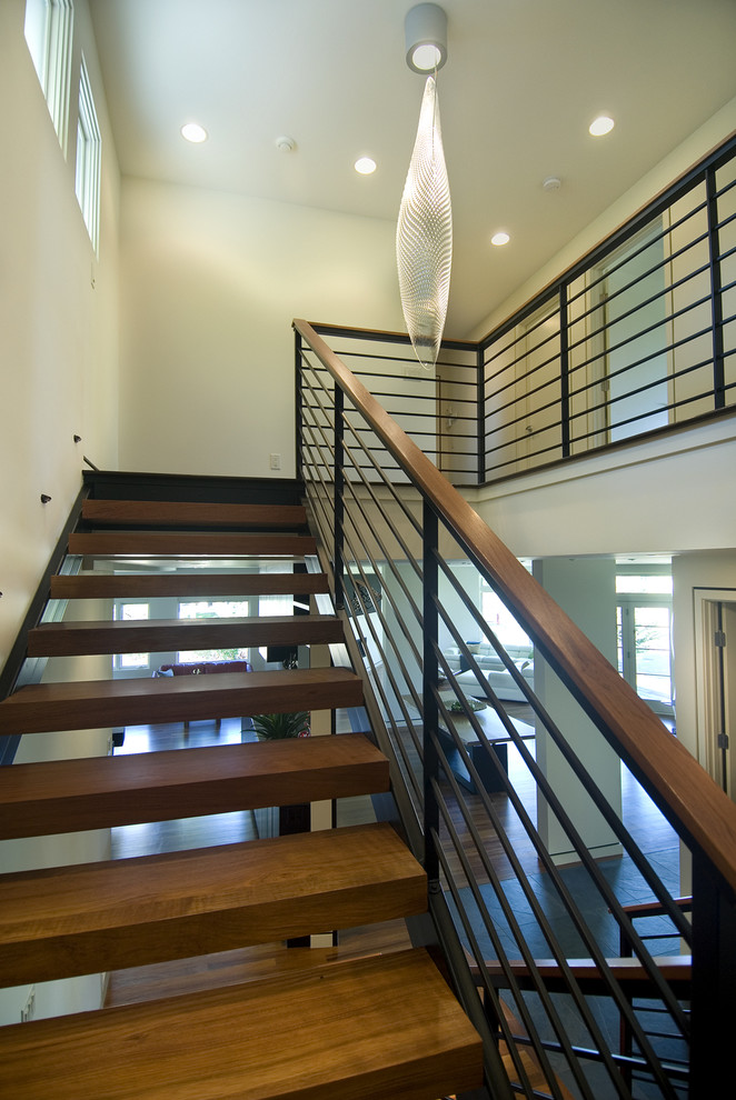 Идея дизайна: лестница в стиле модернизм с перилами из смешанных материалов без подступенок